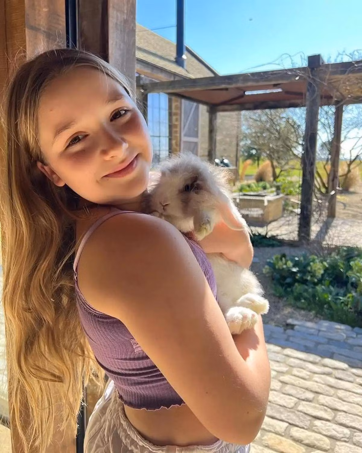 Vợ David Beckham 'dị ứng' kiểu áo này nhưng con gái mặc mọi nơi - Hình 3 Vo David Beckham 'di ung' kieu ao nay nhung con gai mac moi noi-Hinh-3