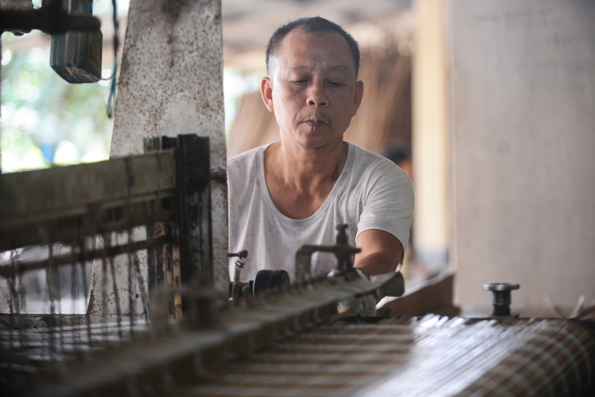 Theo người dân Quảng Yên, nghề làm cọ có từ thời các cụ. Nghề này không vất vả, tuy nhiên lợi nhuận thấp, chỉ "lấy công làm lãi" để có thêm thu nhập phục vụ cuộc sống.