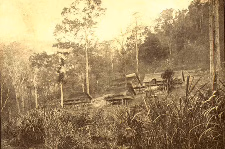 Thấp thoáng những ngôi nhà của người dân tộc thiểu số trên cao nguyên Lang Biang.