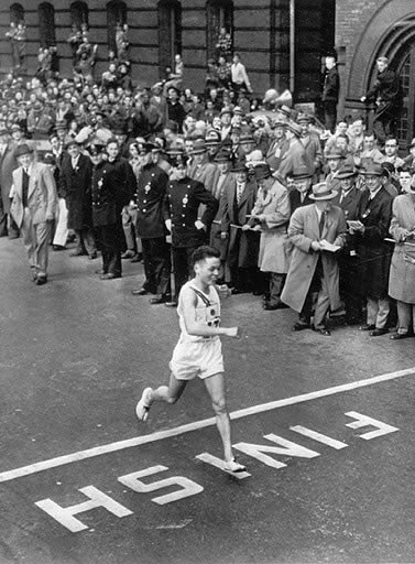 3. Một nạn nhân may mắn thoát chết sau vụ thả bom nguyên tử xuống thành phố Hiroshima đã đến Boston, Mỹ năm 1951 và giành chiến thắng trong cuộc thi marathon.