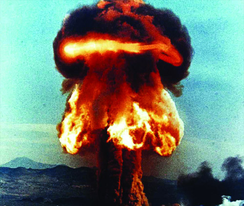 8. Năm 1962, Mỹ đã cho nổ một quả bom hydrogen trên không trung, với sức nổ gấp 100 lần bom nguyên tử được thả xuống thành phố Hiroshima.