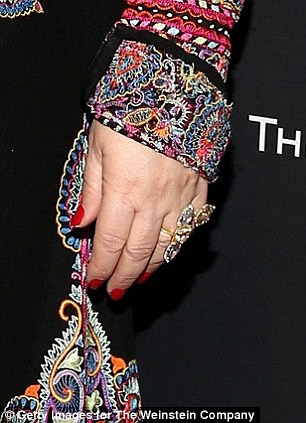 Mới đây, giới chức trách đã tìm ra "tung tích" chiếc nhẫn khi phát hiện người làm công việc dọn dẹp, vệ sinh thảm đỏ Henry Bernal đã nhặt được chiếc nhẫn hơn 5 tỷ đồng của nhà thiết kế này và đem về tặng bạn gái Christina Gonzales.