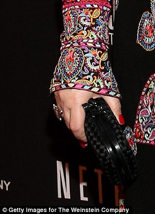 Vào hôm xảy ra vụ việc, nhà thiết kế Schwartz đã đeo 2 chiếc nhẫn cực kỳ bắt mắt, sang trọng và giá mỗi chiếc lên đến hàng tỷ đồng.