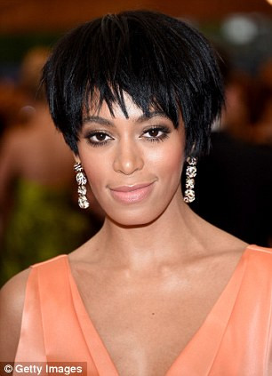 Em gái của Beyonce, Solange cũng rất thích những mẫu trang sức của nhà thiết kế trang sức lừng danh Schwartz. Cô đã đeo đôi hoa tai đắt giá của nhà thiết kế Schwartz khi tham dự đại tiệc thời trang Met Gala hồi tháng 5/2014.