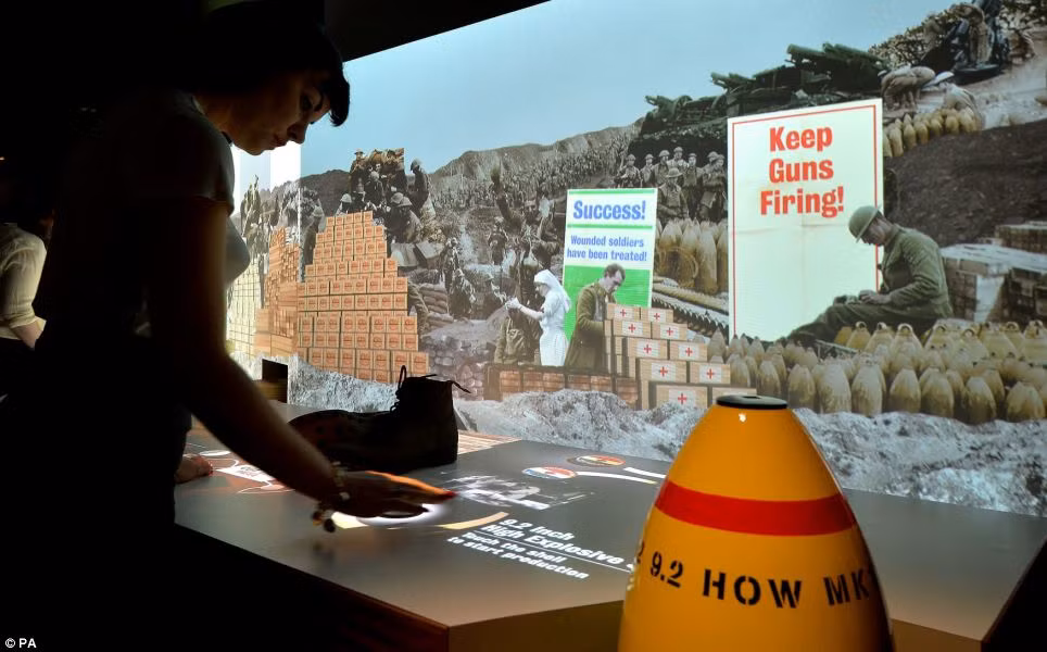 Vị khách nữ chăm chú quan sát những thông tin quý giá về Chiến tranh thế giới 1 qua màn hình.