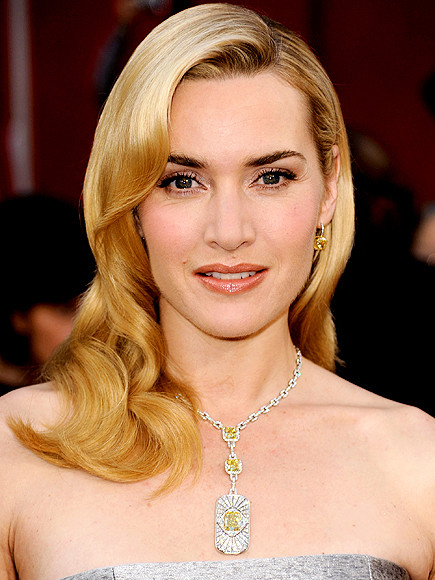 Người đẹp Kate Winslet sở hữu chiếc vòng cổ kim cương, trong đó có một viên kim cương 13 cara màu vàng, 2 viên kim cương 6 cara vàng kết hợp 642 kim cương trắng bao bọc xung quanh có trị giá 2,5 triệu đô la. Đây là sản phẩm của Tiffany &amp; Co.