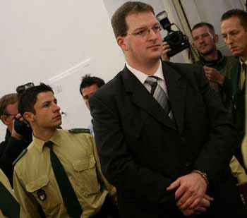 2. Một sát nhân giết người hàng loạt khác khi đang hành nghề y đó là Stephan Letter. Hắn khai nhận đã giết ít nhất 29 người già khi làm y tá tại nhà ở Bavaria.