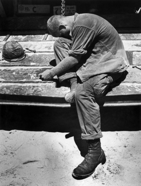 Binh sĩ thủy quân lục chiến Mỹ kiệt quệ về thể xác lẫn tinh thần sau 1 trận đánh tại Chu Lai.