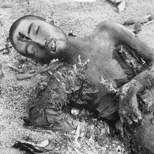 Thi thể binh sĩ Nhật Bản tử trận với nhiều vết thương khủng khiếp.