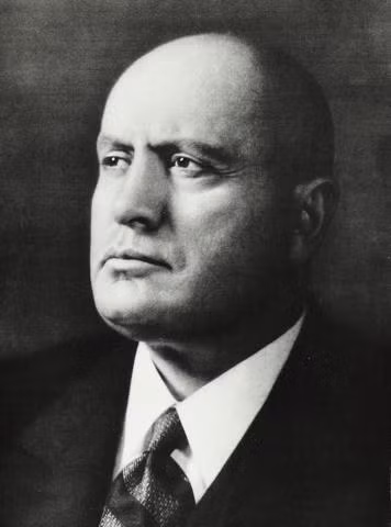 Trùm phát xít Mussolini thành lập đảng Phát xít vào tháng 3/1919. Mussolini đã tham gia hoạt động chính trị từ khi còn trẻ với niềm tin rằng cách duy nhất để thay đổi xã hội là sử dụng nắm đấm (bạo lực). Mussolini cũng là người lập ra phong trào phát xít đầu tiên tại châu Âu mang tên Fasci di Combattimento và được nhiều người ủng hộ.