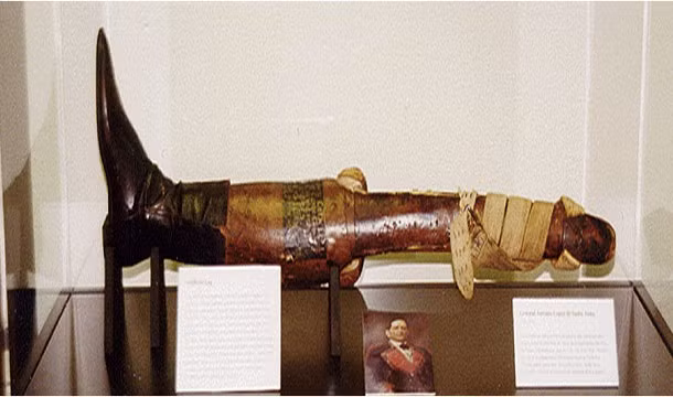 Tướng Santa Anna của Mexico có một tang lễ mang tầm cỡ quốc gia để vinh danh chiếc chân cụt của ông.