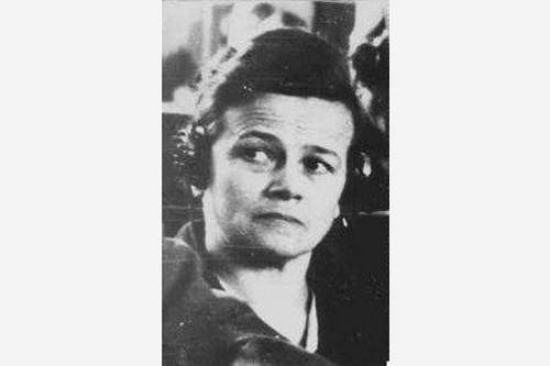 Năm 1944, Ruth Neudeck đến trại tập trung Ravensbruck trong vai trò một thực tập sinh. Tuy nhiên, ả nhanh chóng gây được ấn tượng với những người quản lý bằng những đòn tra tấn tù nhân khủng khiếp của mình.