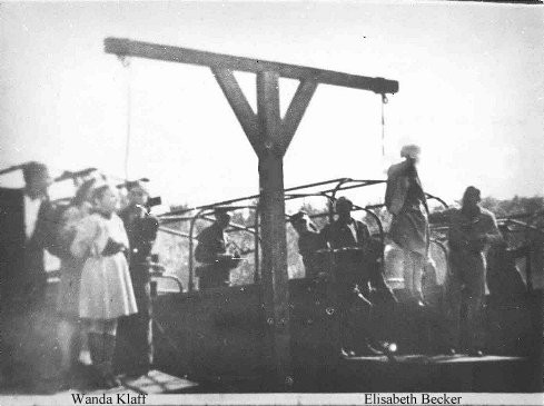 Tại phiên tòa xét xử tội ác của mình, Wanda khai rằng: "Tôi rất thông minh và vô cùng tận tụy với công việc của mình. Tôi đánh đập ít nhất 2 tù nhân mỗi ngày khi làm việc ở các trại tập trung của Hitler". Đến ngày 4/7/1946, nữ đồ tể bị công khai treo cổ trước sự chứng kiến của đông đảo dân chúng.