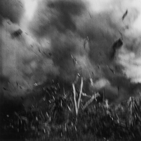 Nhiếp ảnh gia W. Eugene Smith đã bị thương khi chụp ảnh vụ nổ dữ dội tại chiến trường Iwo Jima năm 1945. Một vài tháng sau, ông tiếp tục bị thương nặng hơn khi tác nghiệp tại Okinawa và phải trở về Mỹ điều trị.