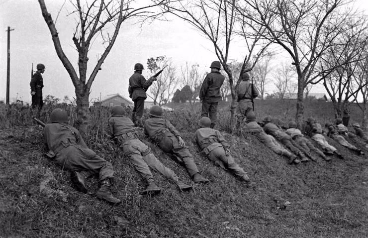 Binh sĩ Hàn Quốc nằm mai phục ở một khu vực vắng vẻ.