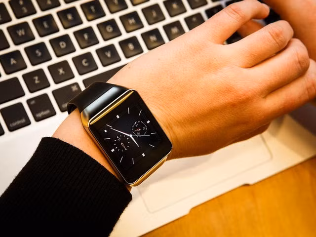 Gear Live của Samsung có màn hình AMOLED 1,63 inch với độ phân giải 320 x 320 pixel. Những ưu điểm nổi trội của smartwatch này là: có dây đeo bám tay khá tốt, thích hợp cho những người thường hoạt động mạnh, chống nước, chống bụi và có ứng dụng theo dõi sức khỏe.