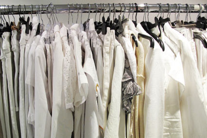 Màu sắc may mắn, hợp vận, nâng cao tài lộc đối với người sinh ngày 15/7 là trang phục có màu kem, trắng và hồng.