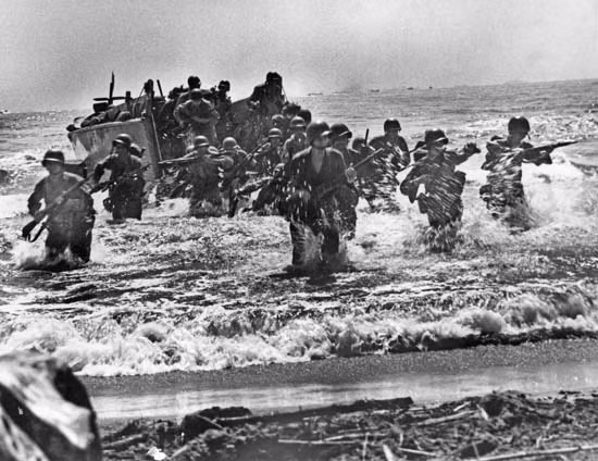 Quân đội Mỹ đổ bộ lên đảo Leyte để tiêu diệt phát xít Nhật.