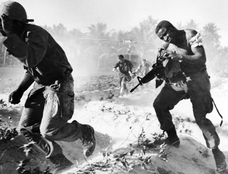 Binh lính thuộc Sư đoàn kị binh số 1 của quân đội Mỹ vội vã chạy tới máy bay trực thăng cứu hộ vào ngày 31/1/1966. Trong cuộc chiến xảy ra gần nghĩa trang Hoài Châu ngày hôm đó, nhiều lính Mỹ bị thương do đạn lạc của chính đồng đội.