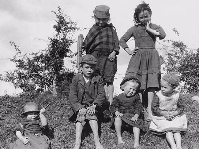Do làm mẹ đơn thân, những người phụ nữ Ireland bị xã hội Công giáo xa lánh. Vì vậy, nhiều người đã phải gửi con đến các ngôi nhà xã hội.