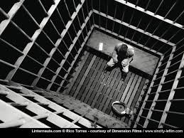 Một số tù nhân may mắn sống sót sau khi bị giam trong nhà tù Tadmor đã nói rằng: "Cuộc sống của tù nhân ở Tadmur giống như đi trên một bãi mìn. Phạm nhân có thể chết bất cứ lúc nào vì bị tra tấn, bệnh tật hoặc hành hình".