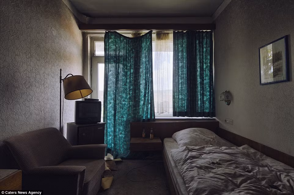 Một phòng khách còn gần như nguyên vẹn, không bị tàn phá.