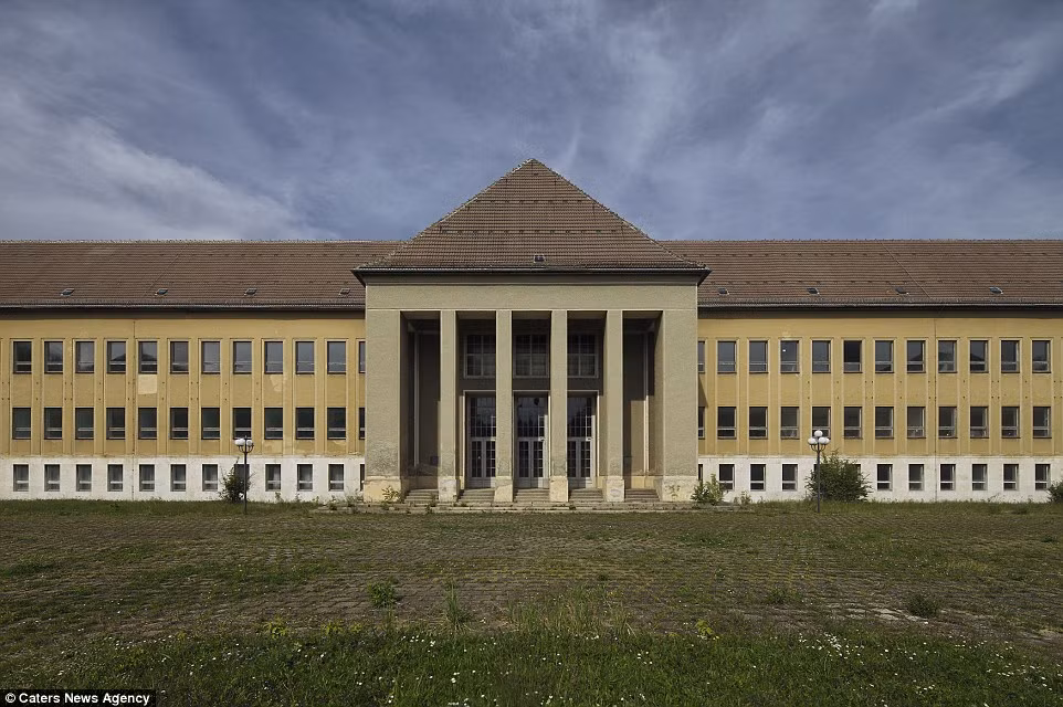 Toàn cảnh trường đào tạo Đoàn Thanh niên Hitler bị bỏ hoang.