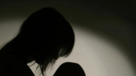 10. "Mọi biến cố dường như được treo trên từng sợi tóc".