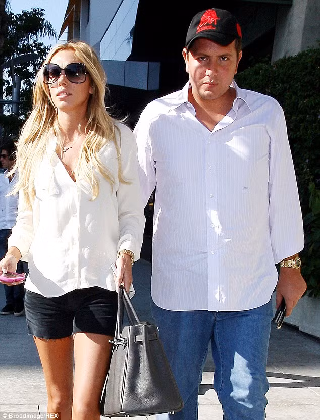 Con gái tỷ phú F1 Petra cũng đã sửa cầu thang trong biệt thự dựa trên cảm hứng từ bộ phim "Cuốn theo chiều gió". Trong ảnh là Petra sánh vai cùng chồng - tỷ phú trẻ tuổi của Vương quốc Anh James Stunt.