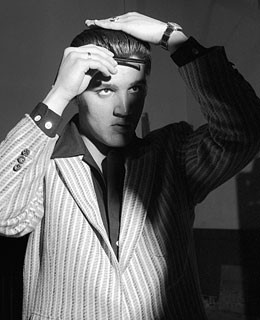 Một nắm tóc của ông hoàng nhạc Rock &amp; Roll Elvis Presley đã được bán với giá 115.000 USD trong một cuộc đấu giá tại Anh.