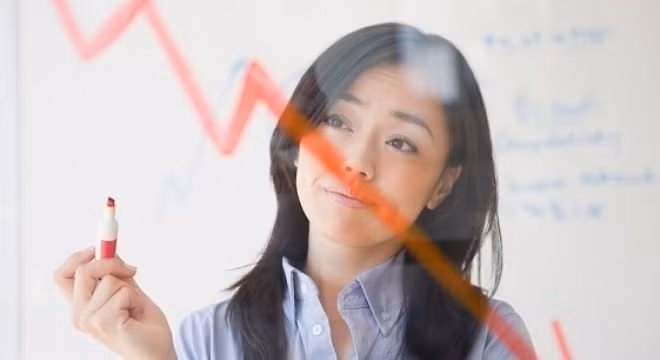 Một số chuyên gia phong thủy dự báo tình hình kinh tế năm 2014 có nhiều biến chuyển. Theo đó, bất động sản và những ngành nghề liên quan đến bất động sản và xây dựng sẽ ít có cơ hội để phát triển. Mọi người cần phải thận trọng và cân nhắc kỹ lưỡng khi quyết định đầu tư.