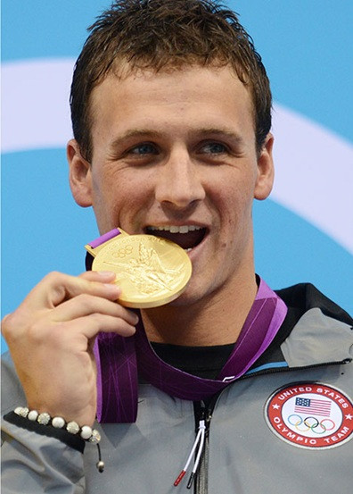 Nhà vô địch bơi lội thế giới người Mỹ Ryan Lochte cũng vô cùng nổi bật với chiếc vòng nạm kim cương trắng của thương hiệu Shamballa có giá khoảng 1 tỷ đồng.