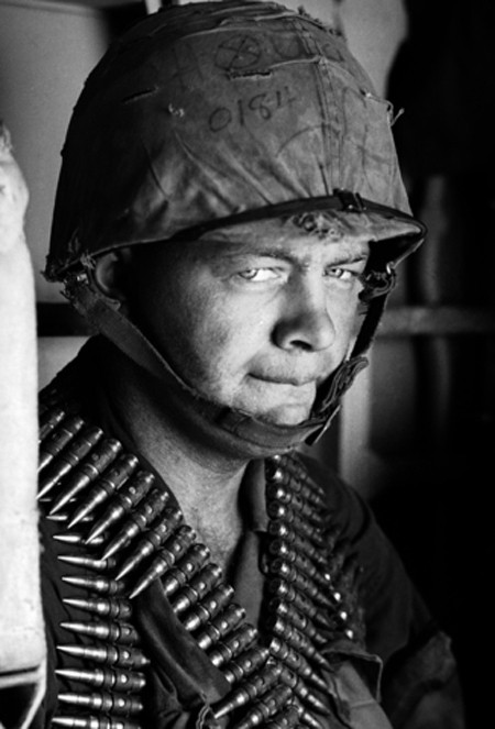 Ảnh chụp thủy quân lục chiến Mỹ với băng đạn quấn quanh người khi di chuyển tới một khu rừng rậm. Nơi đây nằm gần sân bay Đà Nẵng và có một ngôi làng bị tình nghi là ủng hộ quân du kích. Đơn vị của binh sĩ Mỹ này sử dụng trực thăng để di chuyển.