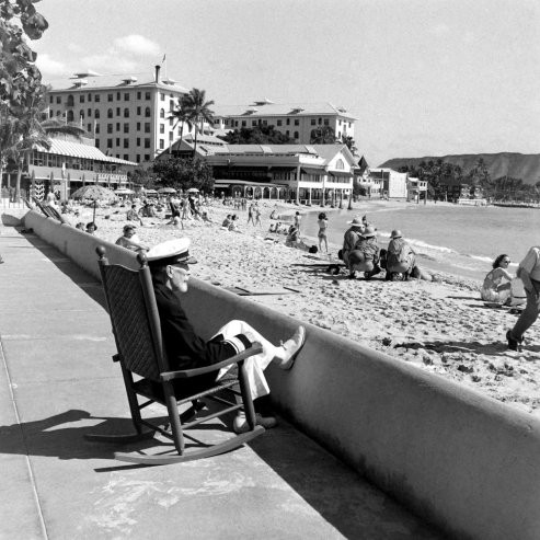 Phó Đô đốc Joseph "Bull" Reeves ngồi nghỉ thư thái ở bãi biển Waikiki tháng 12/1944.