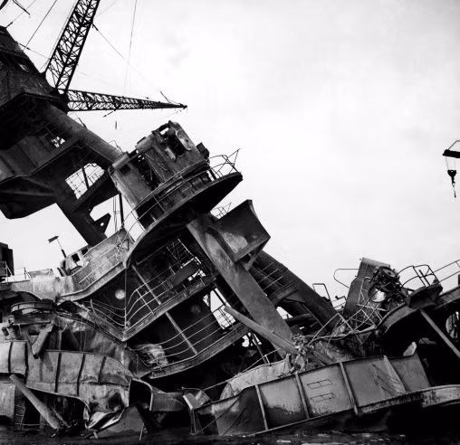 Cận cảnh xác chiến hạm USS Arizona trở thành đống sắt vụn sau khi bị hải quân Nhật Bản dội bom oanh tạc tại Trân Châu Cảng hôm 7/12/1941.