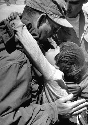 Giây phút khó khăn, đau xót trong đời của một người lính khi phải nói lời tạm biệt với người con thơ dại của mình. Em bé đã hỏi bố: "Bao giờ thì bố quay về?".