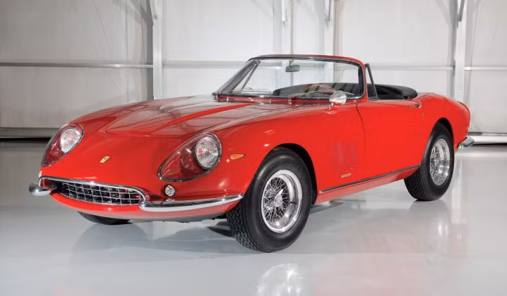 Xe cổ Ferrari 275 GTB-4 NART Spyder 1967 được bán với giá "chát" 27,5 triệu USD. Chiếc xe này vô cùng hiếm vì trên thế giới chỉ có 10 chiếc giống như thế này.
