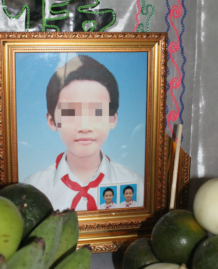 Cháu bé xấu số chết mà mắt vẫn mở trừng trừng.