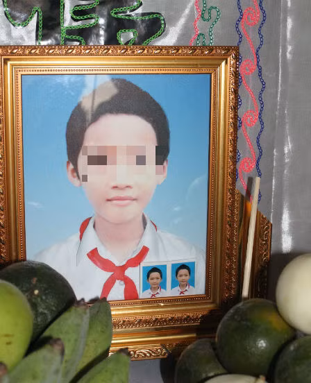 Cháu bé xấu số chết mà mắt vẫn mở trừng trừng.