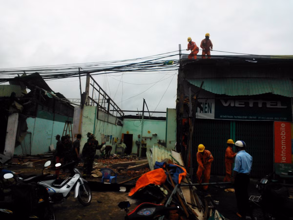 Phục hồi lại hệ thống điện, viễn thông.