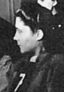 Greta Bosel đã chuyển công việc từ một y tá sang nữ đồ tể. Năm 1939, ả đã được chuyển đến làm việc tại trại tập trung Ravenbruck. Tại đây, ả có quyền quyết định người nào được sống và chuyển đến một trại tập trung nhỏ hơn có tên Uckermark dành cho các cô gái từ 16 - 21 tuổi cũng như quyết định kẻ nào phải chết trong phòng khí độc.