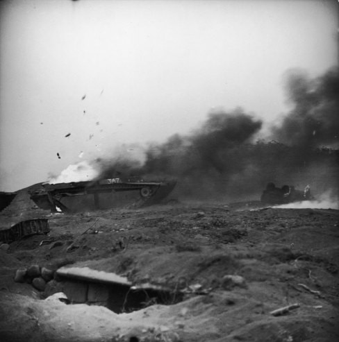 Khói lửa bốc lên ngút trời khi quân đội Mỹ và Nhật Bản giao chiến.