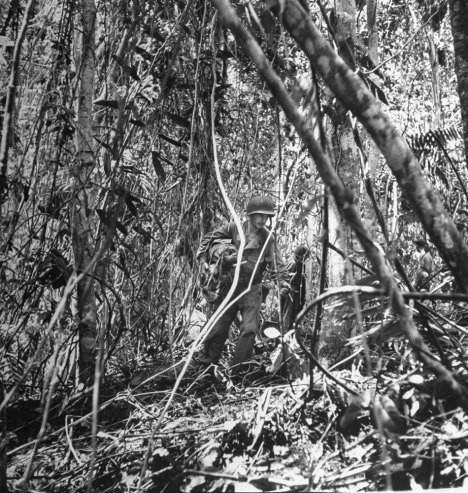 Quân đội Mỹ đi kiểm tra tình hình khu vực đóng quân của phát xít Nhật sau khi quân địch rời đi.