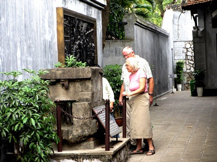 Năm 1993, một phần của Nhà tù Hỏa Lò được sử dụng để xây dựng “Tháp trung tâm Hà Nội” (HaNoi Tower). Diện tích còn lại là 2.434m2 được quy hoạch bảo tồn thành khu di tích nhằm phục vụ khách thăm quan, tìm hiểu lịch sử.