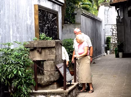 Năm 1993, một phần của Nhà tù Hỏa Lò được sử dụng để xây dựng “Tháp trung tâm Hà Nội” (HaNoi Tower). Diện tích còn lại là 2.434m2 được quy hoạch bảo tồn thành khu di tích nhằm phục vụ khách thăm quan, tìm hiểu lịch sử.