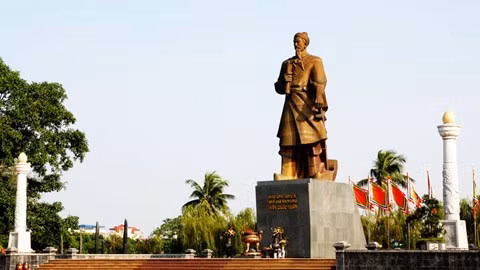 Kế đến, ông cho quân sĩ đánh lừa 400 chiến thuyền của quân Nguyên Mông rơi vào trận địa cọc khi thủy triều rút. Quân Nguyên Mông đã bị mắc kẹt tại đó và dễ dàng bị quân Đại Việt do Trần Hưng Đạo chỉ huy đồng loạt tấn công, tiêu diệt. Ảnh: Báo Nam Định.