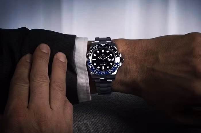 Nam diễn viên James Bond Daniel Craig sở hữu chiếc đồng hồ Rolex GMT Master II có giá 373.719 USD.