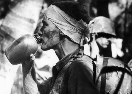 Binh sĩ Mỹ lộ rõ vẻ mệt mỏi tại An Hòa hoặc Vạn Tường, Việt Nam tháng 7/1965.