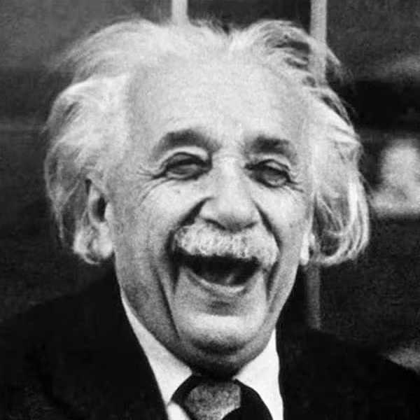 Ít ai có thể ngờ, thiên tài vật lý Einstein từng trượt nhiều kỳ kiểm tra hồi học cao đẳng. Mặc dù có tài năng xuất sắc trong các thí nghiệm khoa học nhưng ông không giỏi ở những bộ môn khác. Chính vì vậy, ông chỉ học Cao đẳng Kinh tế trong thời gian 1 năm.