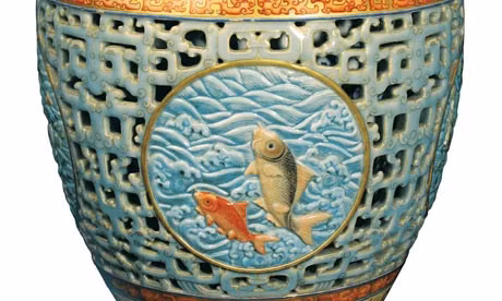 Bình sứ thời nhà Thanh được cho là có vào khoảng năm 1740, đã được bán tại nhà đấu giá Bainbridges, Anh với mức giá 53 triệu USD.